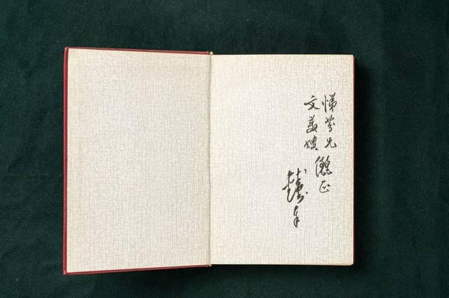 馆 宋以朗“卸任”张爱玲文学遗产管理人身份AG旗舰厅捐赠张爱玲手稿及遗物给大学图书(图7)