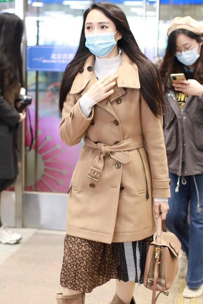 穿大衣+碎花裙一点也看不出是大婶AG旗舰厅app秦昊线岁的伊能静(图4)