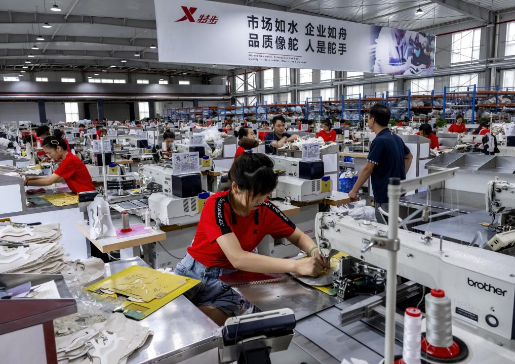 ｜超10亿双！一双鞋“踩”出500亿元大产业AG旗舰厅网站中国经济样本观察·“镇”了不起(图3)