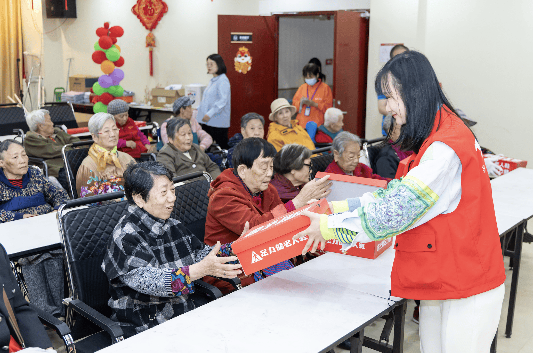 养老院捐赠老人鞋 助力提升养老生活品质AG旗舰厅网站入口京东服饰携手足力健为(图2)