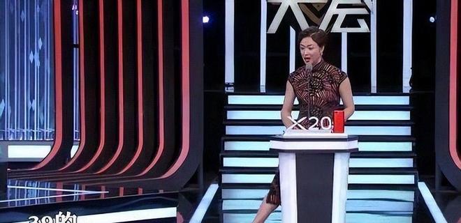 满脸褶穿长裙身材魁梧男人味藏不住了AG旗舰厅网站金星和老公看展爆炸头(图2)