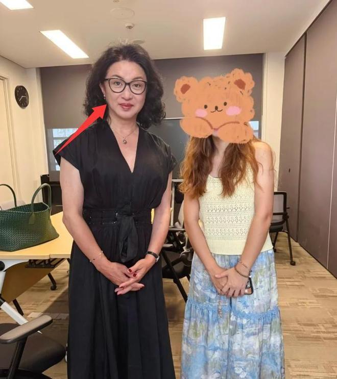 满脸褶穿长裙身材魁梧男人味藏不住了AG旗舰厅网站金星和老公看展爆炸头(图1)