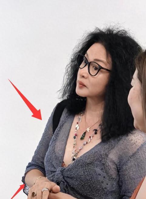 满脸褶穿长裙身材魁梧男人味藏不住了AG旗舰厅网站金星和老公看展爆炸头(图4)
