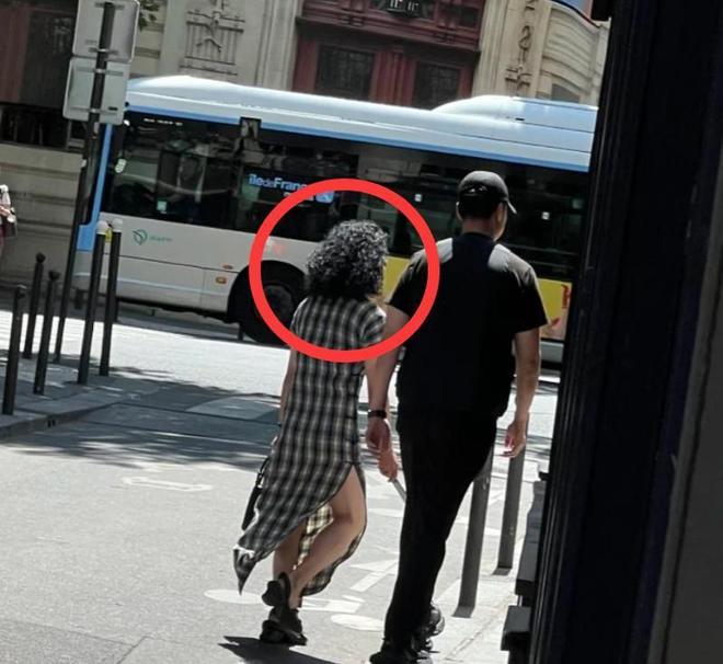 满脸褶穿长裙身材魁梧男人味藏不住了AG旗舰厅网站金星和老公看展爆炸头(图5)