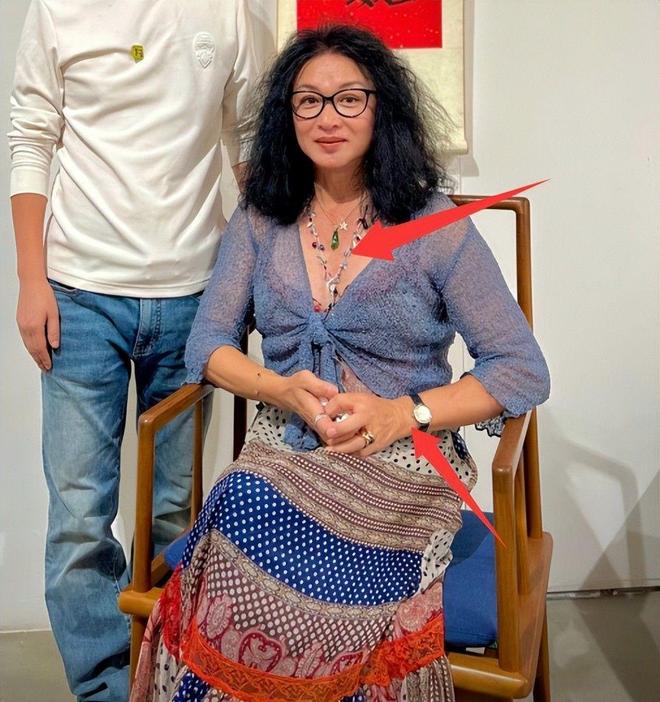 满脸褶穿长裙身材魁梧男人味藏不住了AG旗舰厅网站金星和老公看展爆炸头(图6)