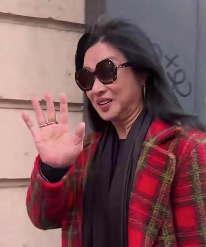 满脸褶穿长裙身材魁梧男人味藏不住了AG旗舰厅网站金星和老公看展爆炸头(图8)