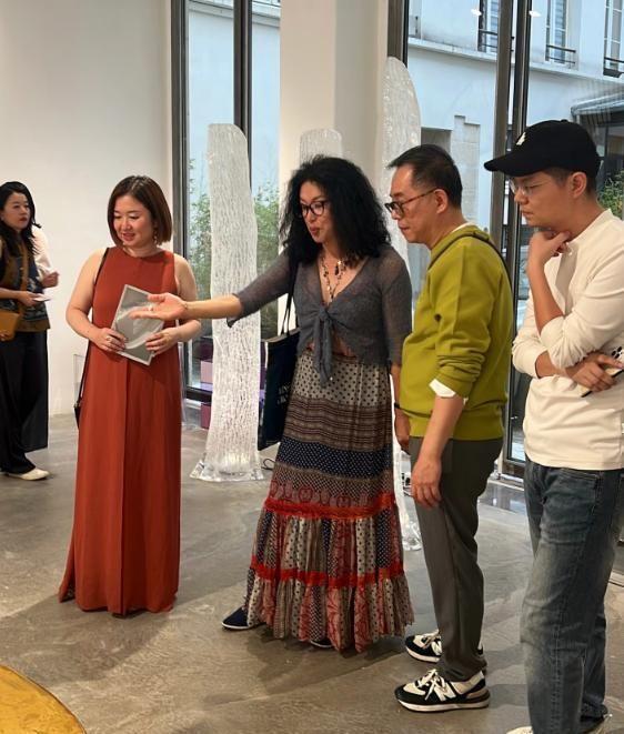 满脸褶穿长裙身材魁梧男人味藏不住了AG旗舰厅网站金星和老公看展爆炸头(图12)