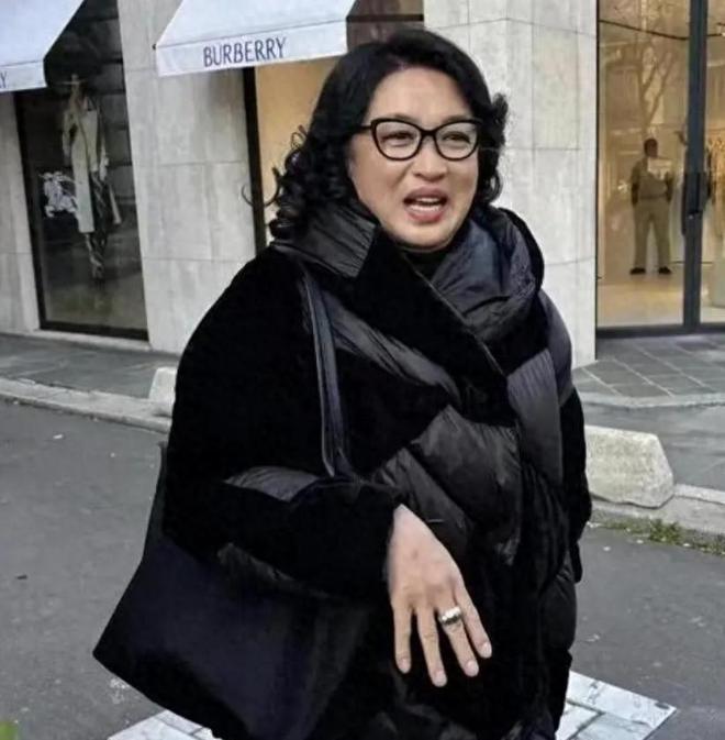 满脸褶穿长裙身材魁梧男人味藏不住了AG旗舰厅网站金星和老公看展爆炸头(图11)