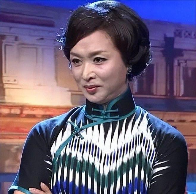 满脸褶穿长裙身材魁梧男人味藏不住了AG旗舰厅网站金星和老公看展爆炸头(图18)