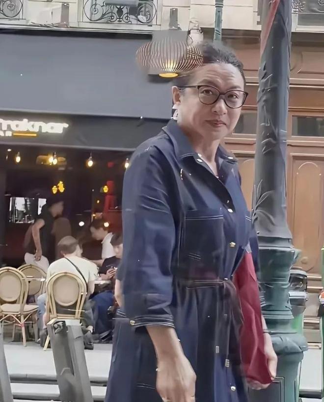 满脸褶穿长裙身材魁梧男人味藏不住了AG旗舰厅网站金星和老公看展爆炸头(图13)