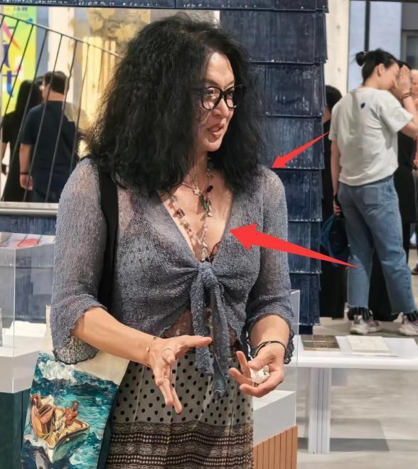 满脸褶穿长裙身材魁梧男人味藏不住了AG旗舰厅网站金星和老公看展爆炸头(图14)