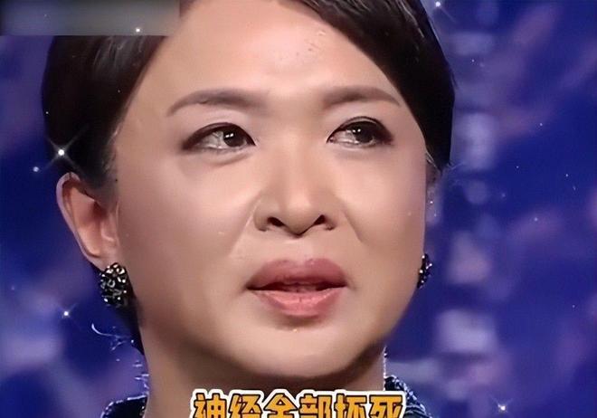 满脸褶穿长裙身材魁梧男人味藏不住了AG旗舰厅网站金星和老公看展爆炸头(图16)