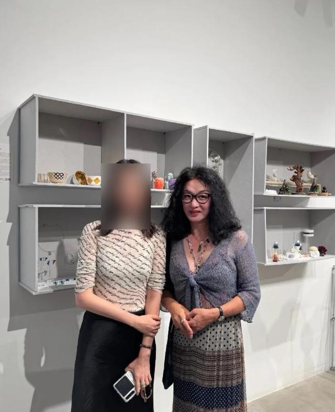 满脸褶穿长裙身材魁梧男人味藏不住了AG旗舰厅网站金星和老公看展爆炸头(图17)
